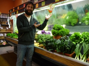 Justin, produce manager at Placerville Natural Foods Co-op pointing to High5Picks!